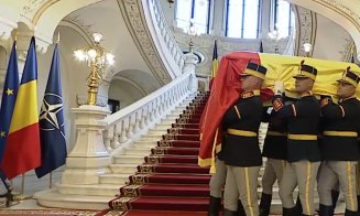 Sicriul fostului președinte a părăsit Palatul Cotroceni. A început slujba de înmormântare la Biserica Cotroceni