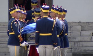 Sicriul fostului președinte a părăsit Palatul Cotroceni. A început slujba de înmormântare la Biserica Cotroceni