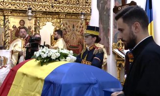 Sicriul fostului președinte a părăsit Palatul Cotroceni. A început slujba de înmormântare la Biserica Cotroceni