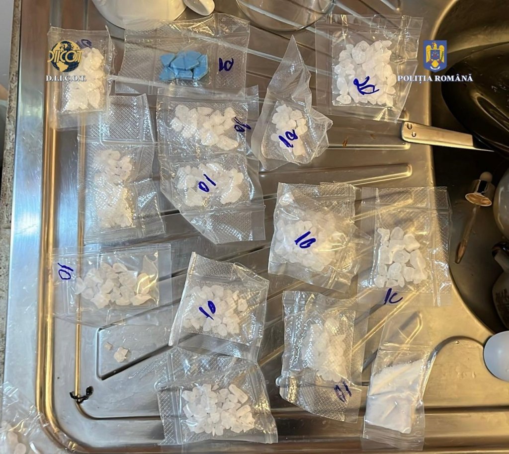 Nu doar bărbații fac trafic de droguri: O tânără din Cluj, arestată după ce a vândut ecstasy, cristal și ketamină