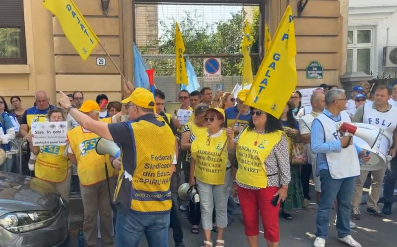 Profesorii, a opta zi de proteste la Ministerul Educației/ Se strâng semnături pentru abrogarea măsurilor din Legea Bolojan