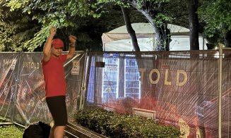 Lucian Mîndruță, impresionat de un tânăr care probabil nu și-a permis biletul și dansează lângă gardul UNTOLD