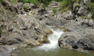 Colț de paradis în Cluj: cascada superbă unde te poți scălda în zilele toride departe de agitația orașului
