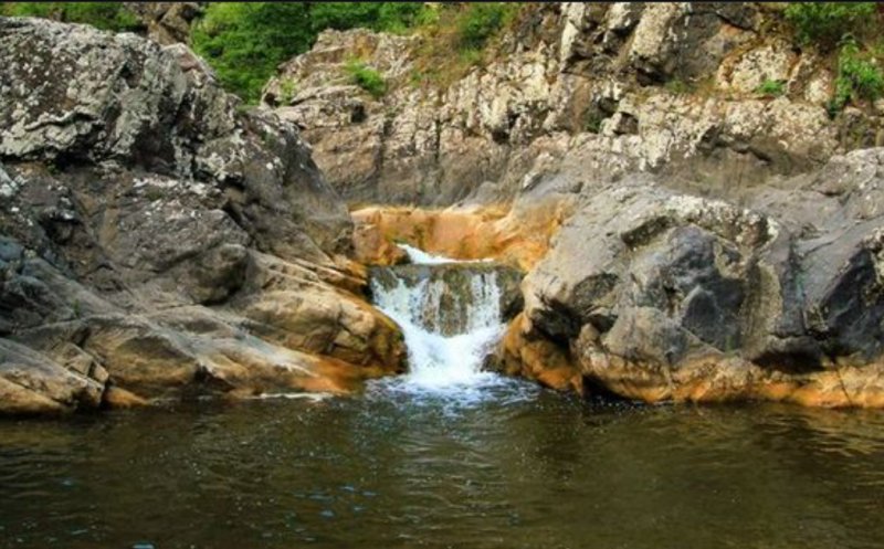 Colț de paradis în Cluj: cascada superbă unde te poți scălda în zilele toride departe de agitația orașului