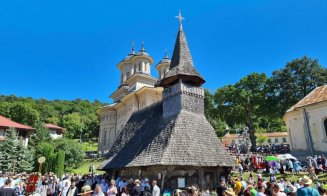 Mii de credincioși au ajuns la Mănăstirea Nicula / Programul slujbelor din 15 august