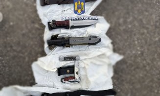 Colet periculos din Spania, interceptat la Cluj: sute de cartușe și arme albe, ridicate de o femeie
