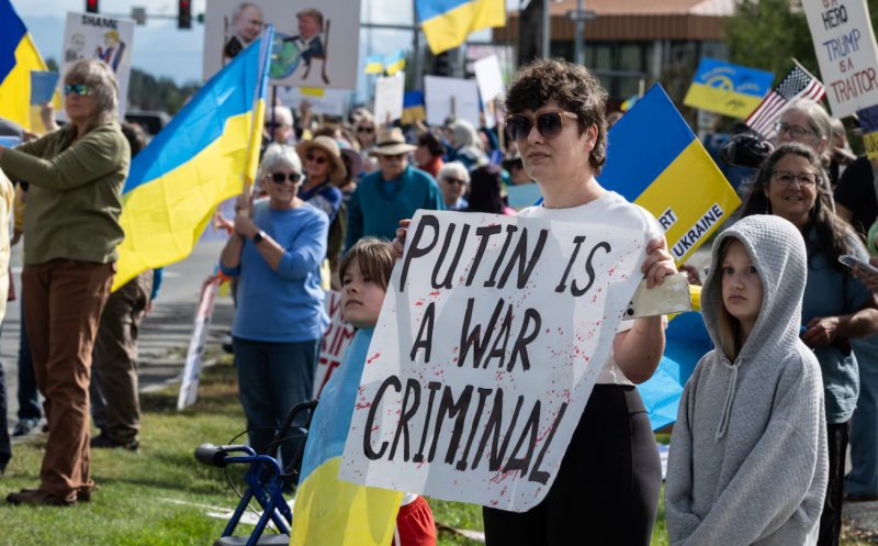 Proteste pro-Ucraina în Alaska înainte de întâlnirea Trump - Putin / „Nu sunt aici ca să negociez pentru Ucraina”, a declarat Trump la bordul Air Force One