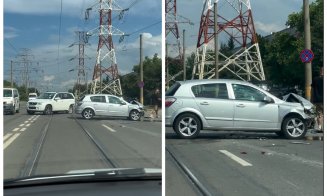Coliziune între două mașini pe un bulevard din Cluj-Napoca. Trafic îngreunat