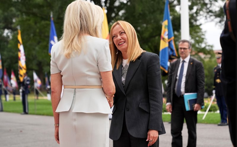 Cine este blonda de la Casa Albă care i-a întâmpinat pe liderii europeni / De numele ei se leagă un scandal
