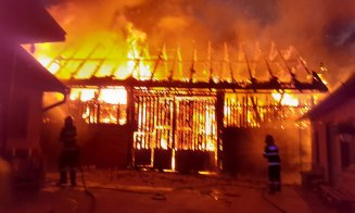 Intervenție de peste 8 ore la stingerea unui INCENDIU în județul Cluj