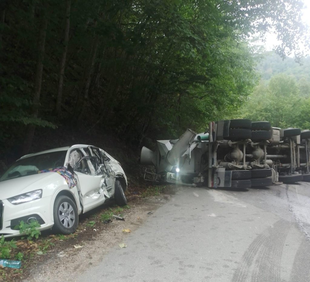 O autobetonieră s-a răsturnat pe un drum din Cluj. Un bărbat a fost transportat la spital