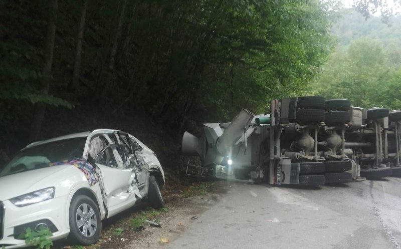 O autobetonieră s-a răsturnat pe un drum din Cluj. Un bărbat a fost transportat la spital