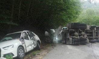 O autobetonieră s-a răsturnat pe un drum din Cluj. Un bărbat a fost transportat la spital