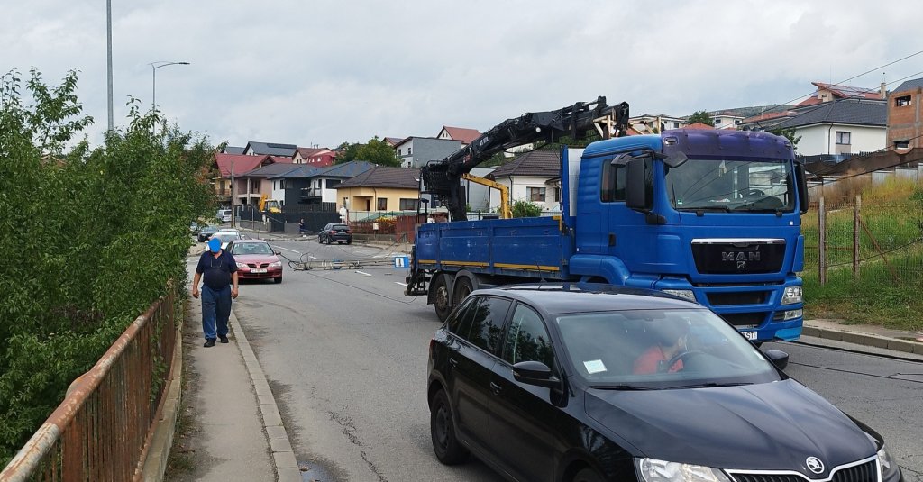 O stradă din Cluj-Napoca, blocată după ce o macara a rupt doi stâlpi de curent