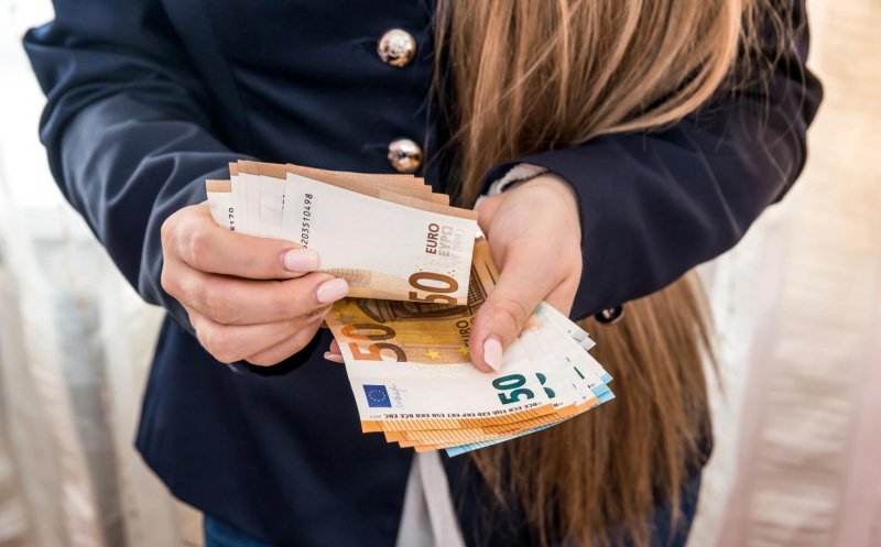 Curs valutar 22 august 2025: Ce cotații au euro și dolarul american la final de săptămână