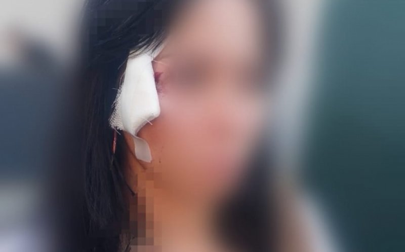Trei tinere de 20, 19 și 17 ani, bătute ziua în amiaza mare într-un tramvai