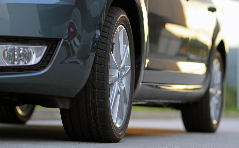 Guvernul majorează semnificativ impozitele auto: Tarifele vor ține cont și de norma de poluare. VEZI grila de calcul