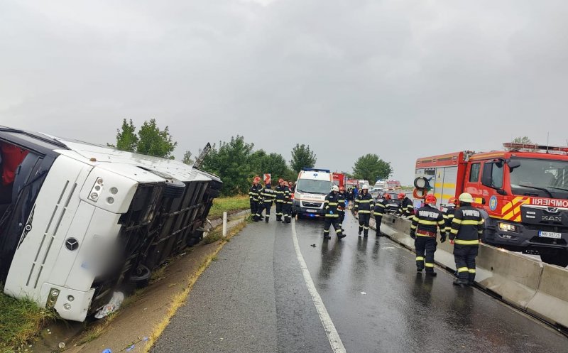 Autocar cu zeci de pasageri la bord, răsturnat pe un drum din Cluj. A fost activat planul ROȘU / S-a confirmat un deces