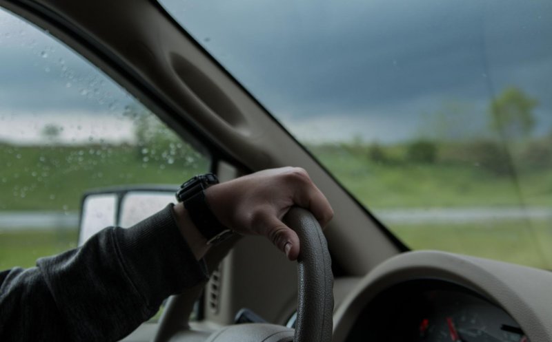 Plimbare cu mașina, terminată prost pentru un șofer din Cluj. Polițiștii l-au dus imediat la spital pentru probe