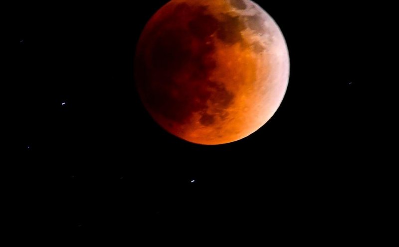 Spectacol astronomic la Cluj! Eclipsa totală de Lună poate fi admirată din Parcul Feroviarilor