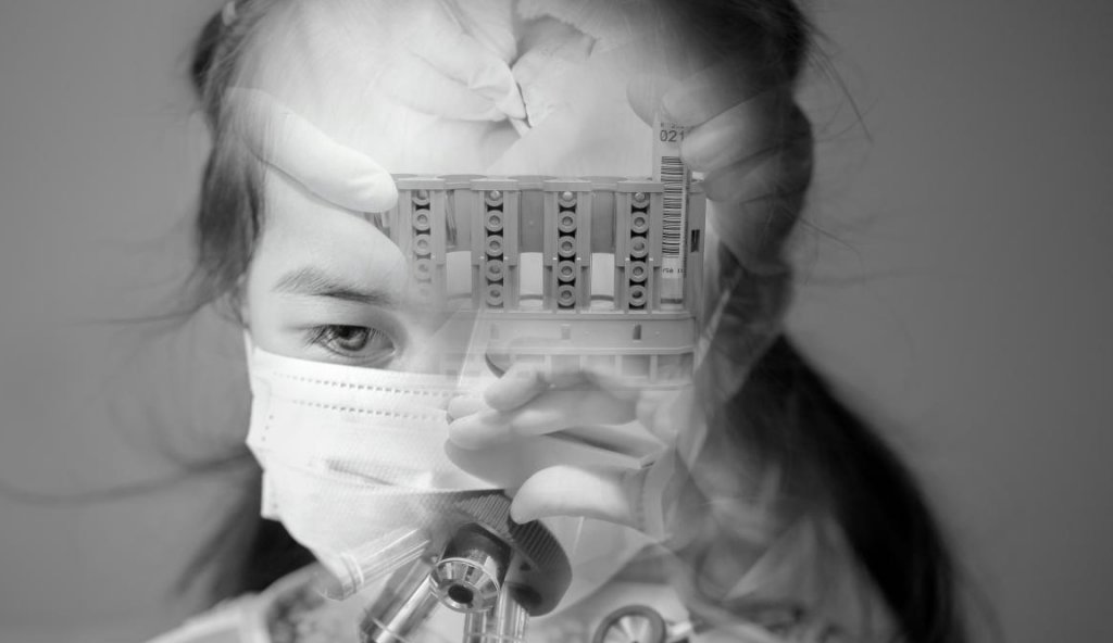 Cazurile de rujeolă explodează în România, pe fondul conspirațiilor răspândite de antivacciniști / Virusul poate sta nedetectat în creierul unei persoane