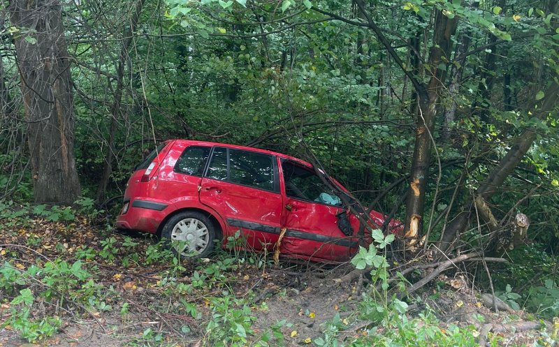 Accident în Cluj-Napoca: o mașină a ieșit de pe șosea și s-a izbit de un copac. Femeie, transportată la spital