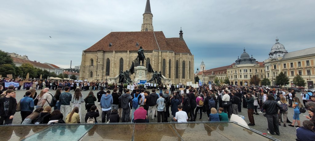 Profesorii clujeni, din nou în stradă. Miting de protest în centrul Clujului. Studenții și elevii, alături de dascăli