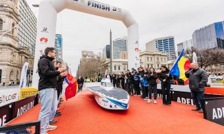 Vehiculul echipei Solis UTCN, expus în centrul orașului australian Adelaide, după ce a trecut linia de finish la Bridgestone World Solar Challenge