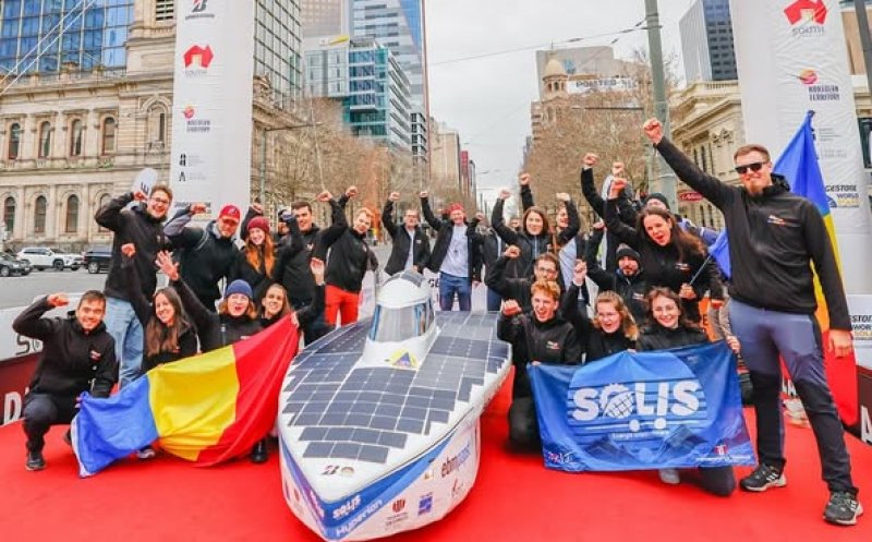 Vehiculul echipei Solis UTCN, expus în centrul orașului australian Adelaide, după ce a trecut linia de finish la Bridgestone World Solar Challenge