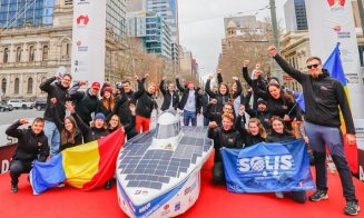 Vehiculul echipei Solis UTCN, expus în centrul orașului australian Adelaide, după ce a trecut linia de finish la Bridgestone World Solar Challenge