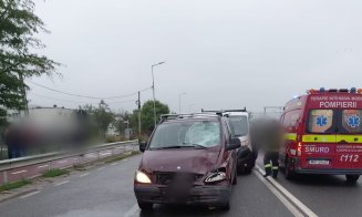 ACCIDENT grav la Jucu: Un biciclist A MURIT + 2 autoutilitare și un autoturism au fost avariate