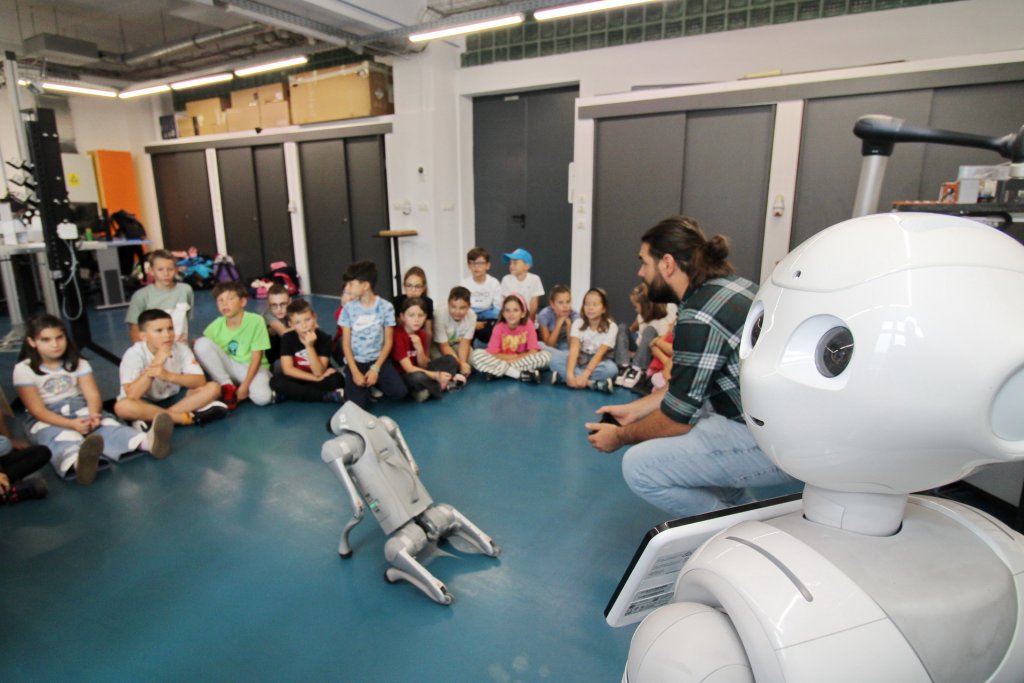 Experiență de neuitat la UTCN pentru un grup de elevi. S-au întâlnit cu câinele-robot Patrocle și au dansat alături de robotul Pepper