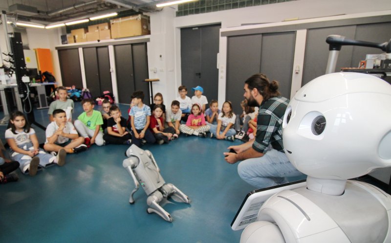 Experiență de neuitat la UTCN pentru un grup de elevi. S-au întâlnit cu câinele-robot Patrocle și au dansat alături de robotul Pepper