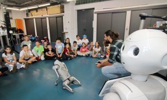 Experiență de neuitat la UTCN pentru un grup de elevi. S-au întâlnit cu câinele-robot Patrocle și au dansat alături de robotul umanoid Pepper