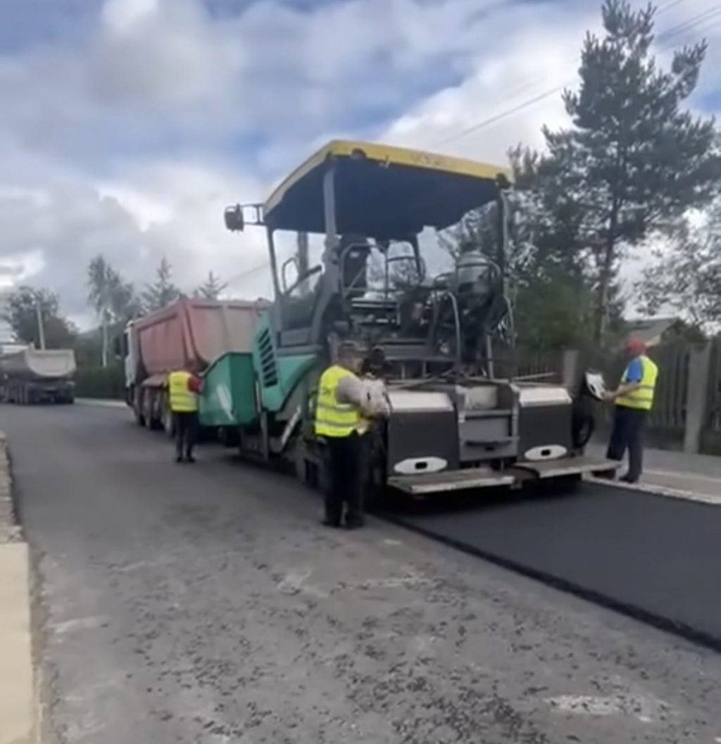 Lucrări de modernizare pe drumurile din Dej. Se toarnă ultimul strat de asfalt pe strada Huhurez