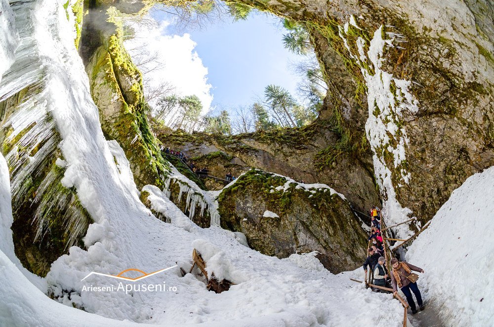 Destinație de weekend: Peștera Scărișoara, supranumită și minunea Apusenilor