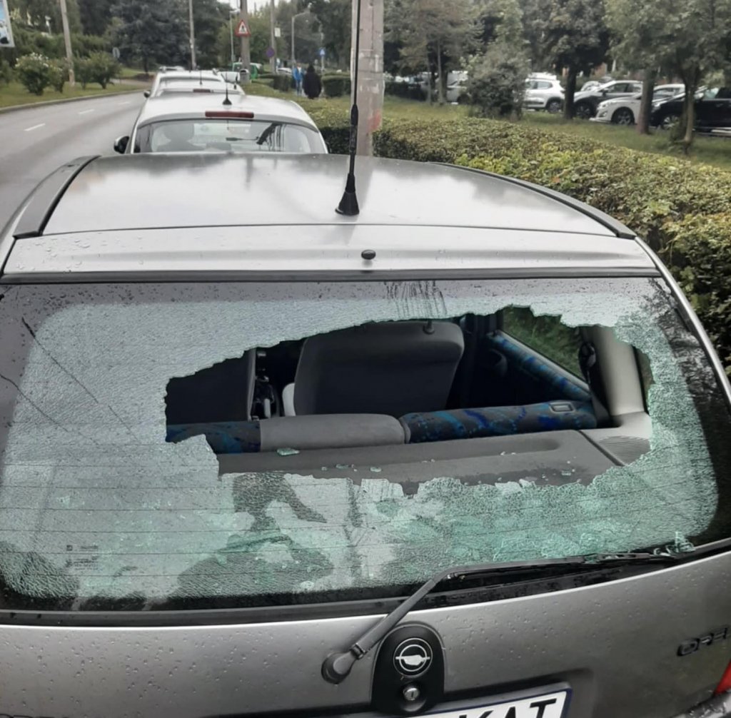 O clujeancă cere ajutorul comunității după ce mașina i-a fost vandalizată și vinovatul nu a fost identificat: "Dacă ați văzut ceva sau aveți filmări, vă rog să mă contactați"