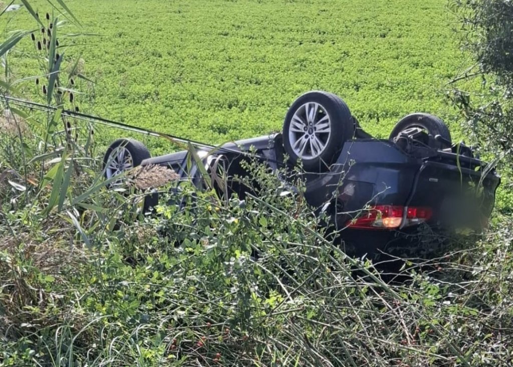 Accident pe un drum din Cluj: un autoturism s-a răsturnat. Un tânăr de 20 de ani, transportat la spital