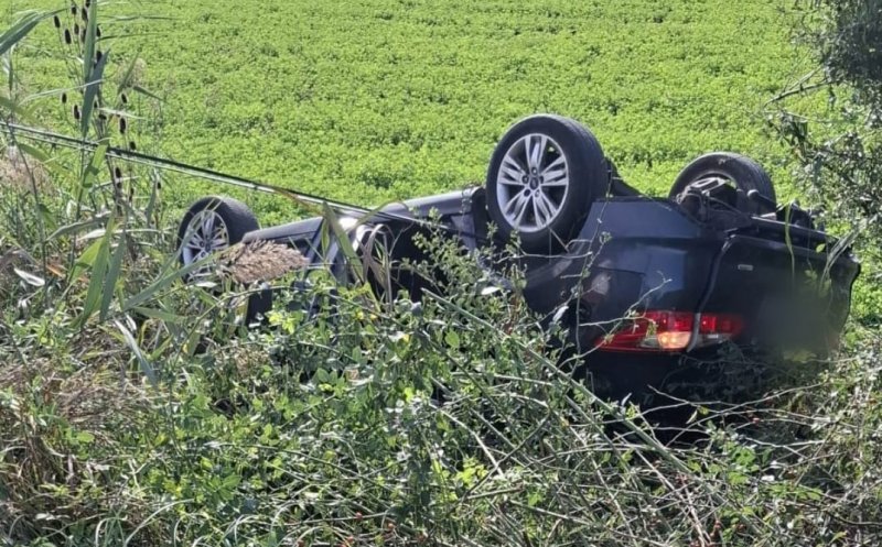 Accident pe un drum din Cluj: un autoturism s-a răsturnat. Un tânăr de 20 de ani, transportat la spital