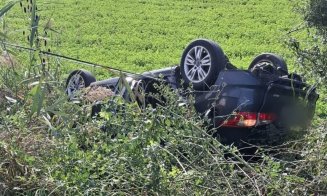 Accident pe un drum din Cluj: un autoturism s-a răsturnat. Un tânăr de 20 de ani, transportat la spital