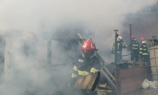 Incendiu puternic în județul Cluj: Patru anexe și acoperișul unei case au fost distruse