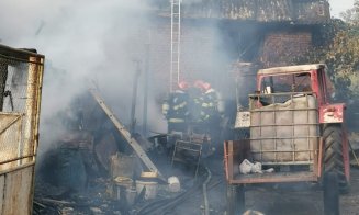 Incendiu puternic în județul Cluj: Patru anexe și acoperișul unei case au fost distruse