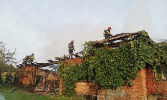 Incendiu puternic în județul Cluj: Patru anexe și acoperișul unei case au fost distruse