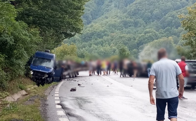 Accident într-o localitate din Cluj: Trafic îngreunat. Trei persoane primesc îngrijiri medicale