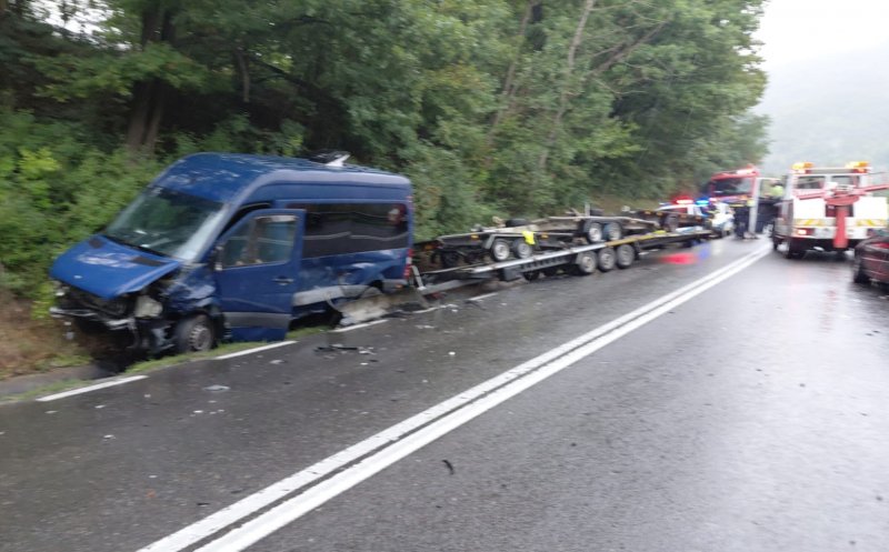 Cum s-a produs accidentul din Cluj în care au fost implicate un autoturism și o autoutilitară cu remorcă / Trei persoane rănite