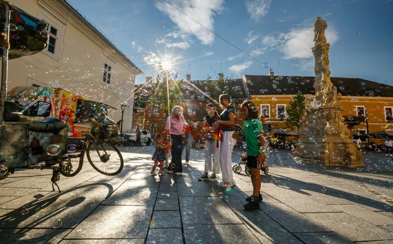 Cluj-Napoca, un loc de joacă pentru toată familia în weekend. Cum s-au distrat clujenii: Imagini din centrul orașului