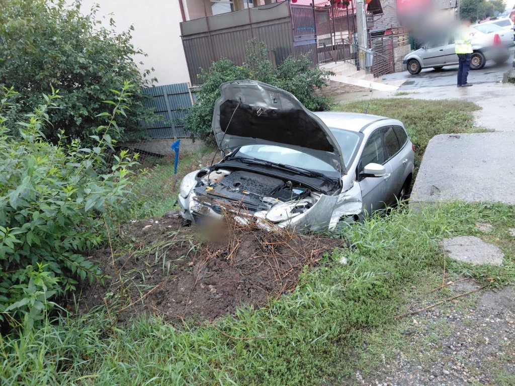 Accident rutier la Apahida: O mașină a ajuns în șanț. Femeie de 55 de ani, transportată la spital