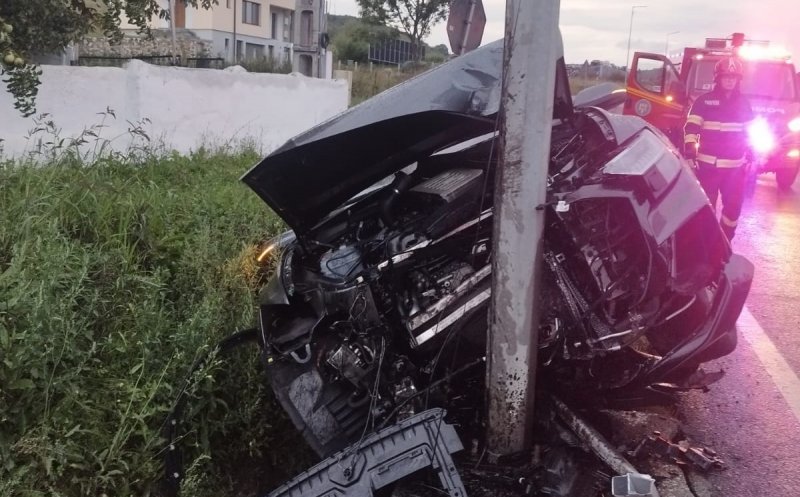 Accident într-o localitate din Cluj. Un șofer a intrat din plin într-un stâlp