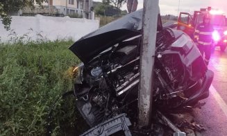 Accident într-o localitate din Cluj. Un șofer a intrat din plin într-un stâlp