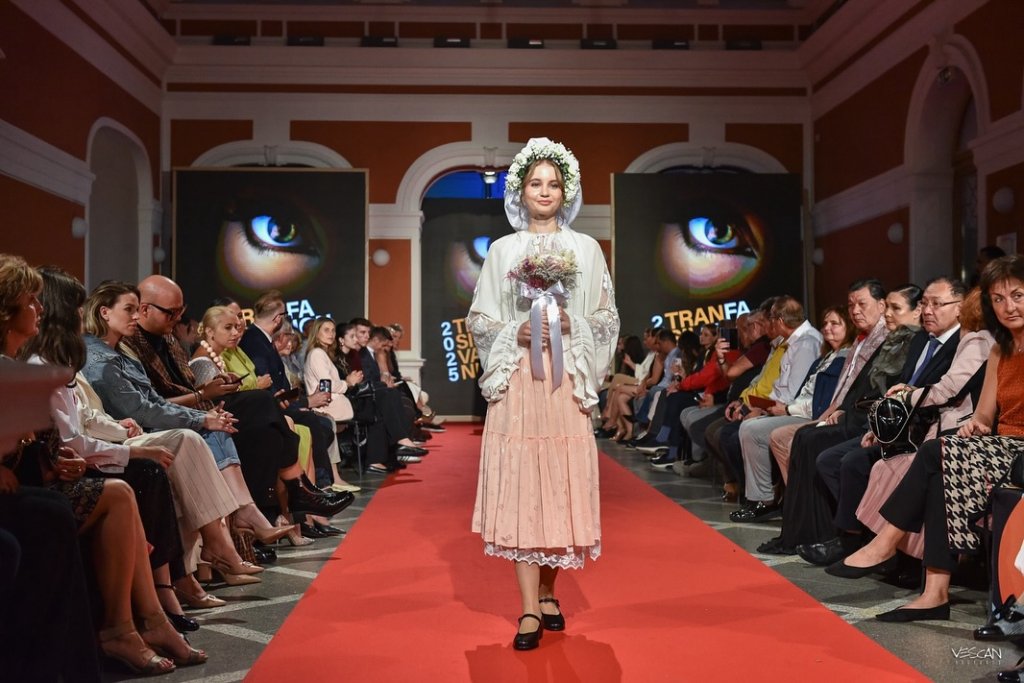 Irina Columbeanu a defilat la Transilvania Fashion pentru Cătălin Botezatu / A vrut să urmeze Facultatea de Medicină din Cluj